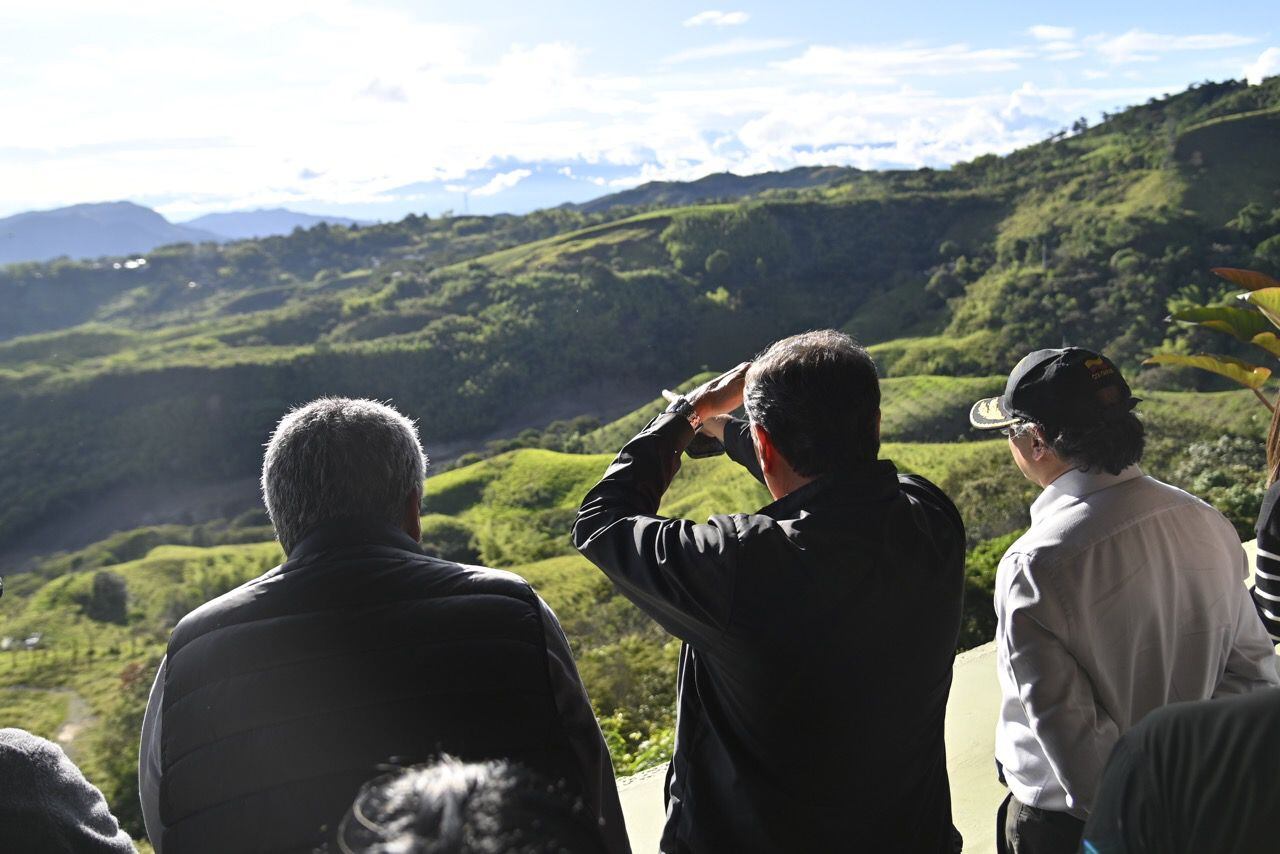 En su visita a Rosas, Cauca, presidente Petro anunció reconstrucción de la vía con doble calzada.