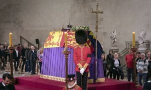 Reina Isabel II permanece en capilla ardiente hasta el próximo lunes