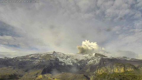Imágenes en tiempo real del volcán Nevado del Ruiz.