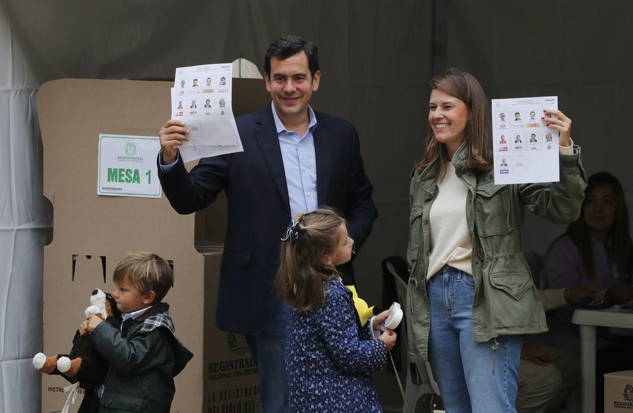 Candidato a la alcaldía de Bogotá Rodrigo Lara, ejerce su derecho al voto
