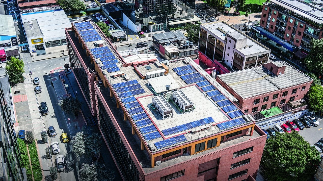 Enel garantiza que el sistema solar fotovoltaico generará energía por encima del 80 por ciento de la potencia nominal en el año 25 de operación y brinda soluciones a la medida según las necesidades del cliente.