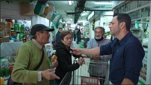 Juan Diego Alvira entrevista a adulto mayor en plaza de mercado.