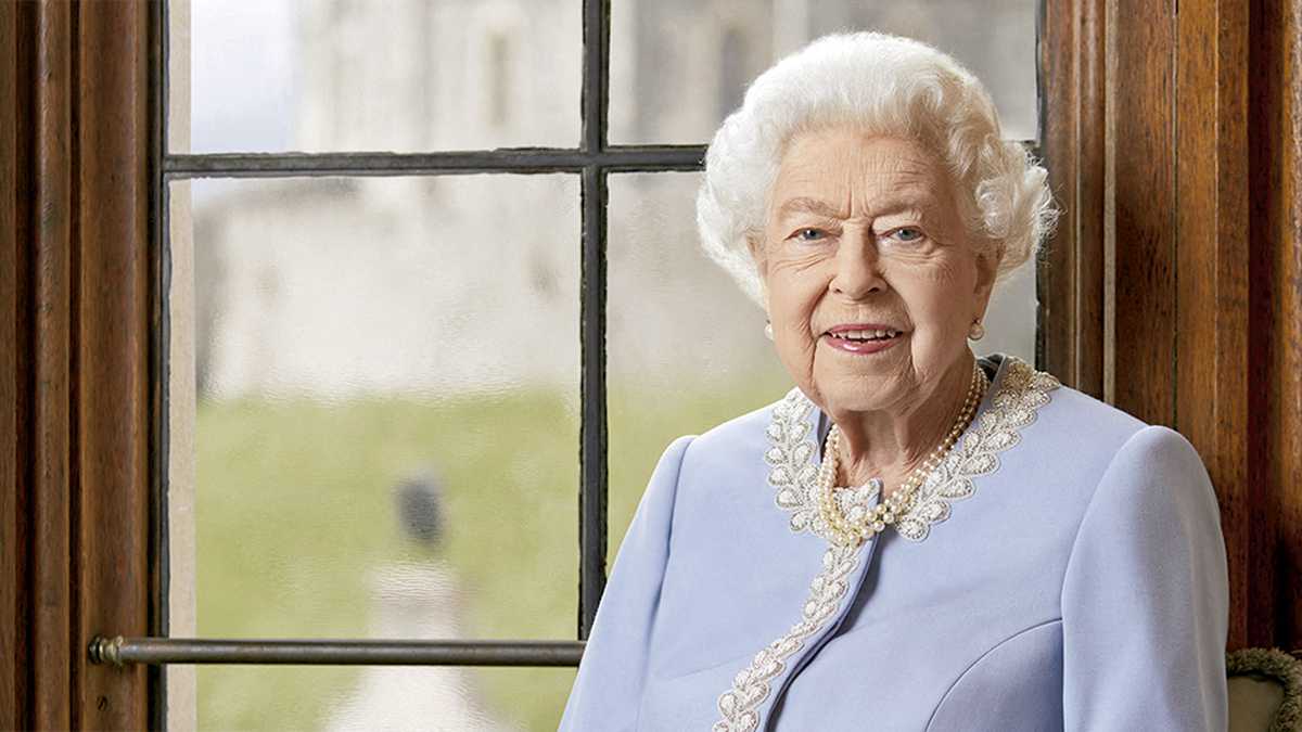     La casa real lanzó este nuevo retrato oficial de su majestad con motivo del Jubileo de Platino.