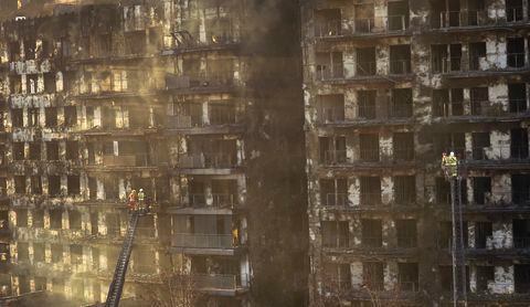 Los bomberos trabajan en un edificio de bloques quemados en Valencia, España, el viernes 23 de febrero de 2024. Un incendio arrasó dos edificios residenciales en la ciudad de Valencia, en el este de España,