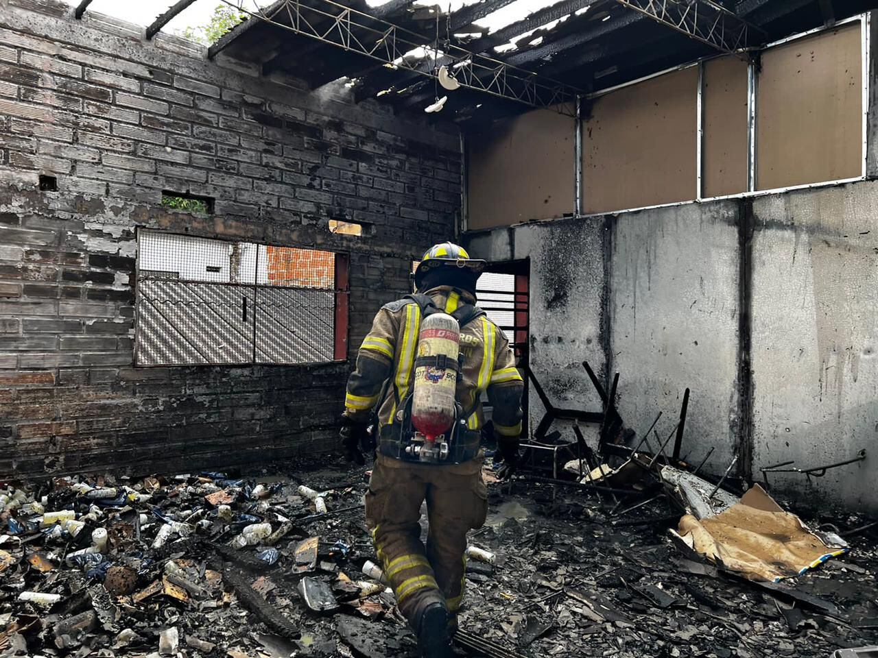 Ocho unidades del Cuerpo Oficial de Bomberos Medellín atendieron incendio estructural en el Centro Pastoral Santo Sepulcro.
