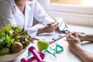 Nutricionista dando consulta al paciente con frutas y verduras saludables, Nutrición adecuada y concepto de dieta