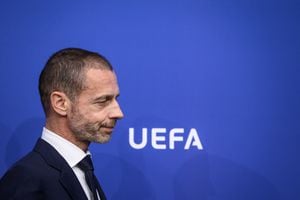 El presidente de la UEFA, Aleksander Ceferin, llega para dirigirse a una conferencia de prensa luego de una reunión ejecutiva de la UEFA el 7 de abril de 2022 en Nyon
