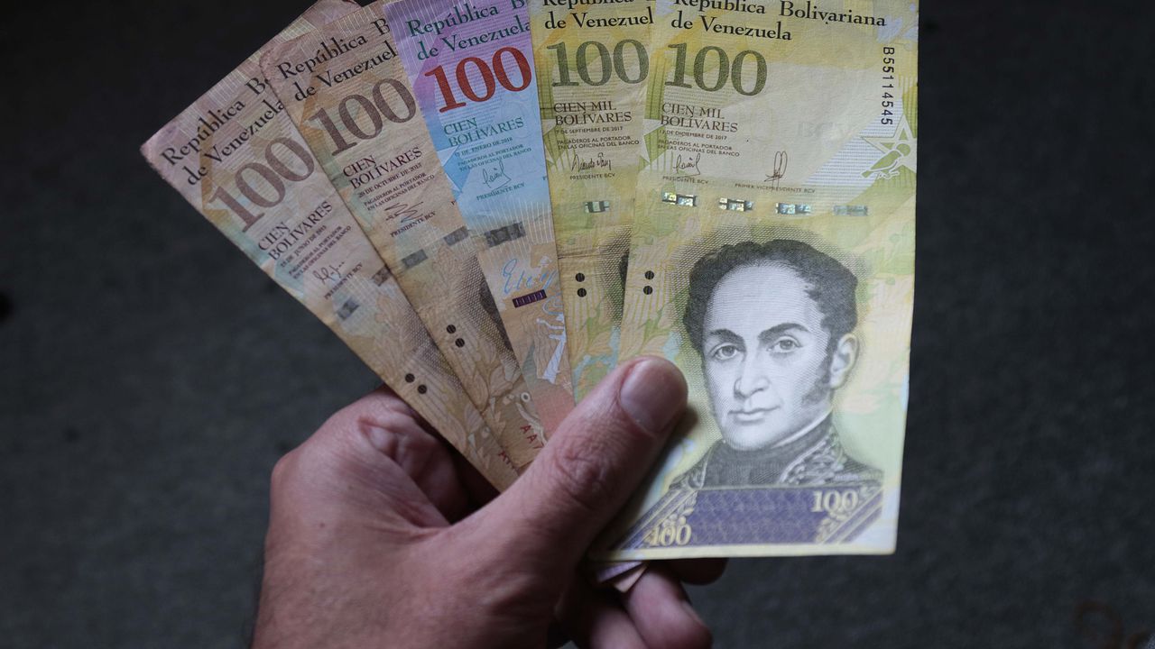 Por tercera vez en 13 años, Venezuela hace una reconversión monetaria. En total, le ha quitado 14 ceros al bolívar. Hoy, los venezolanos necesitan 162 salarios mínimos para cubrir la canasta familiar.