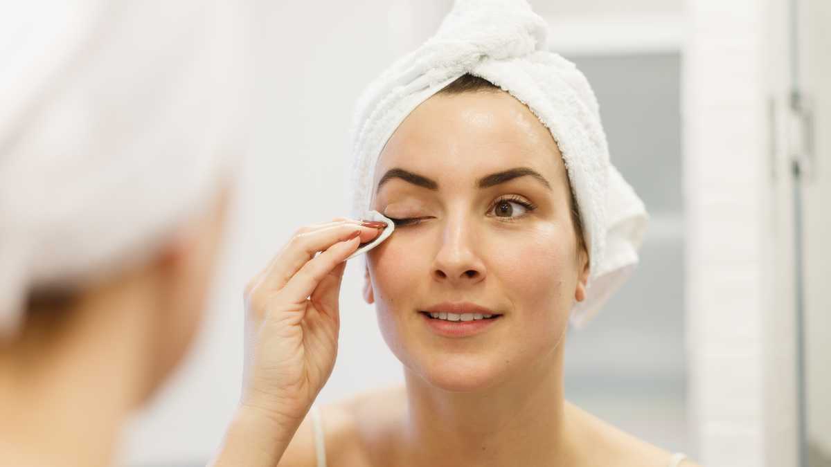 La rutina de cuidado facial es clave para mantener la piel sana.