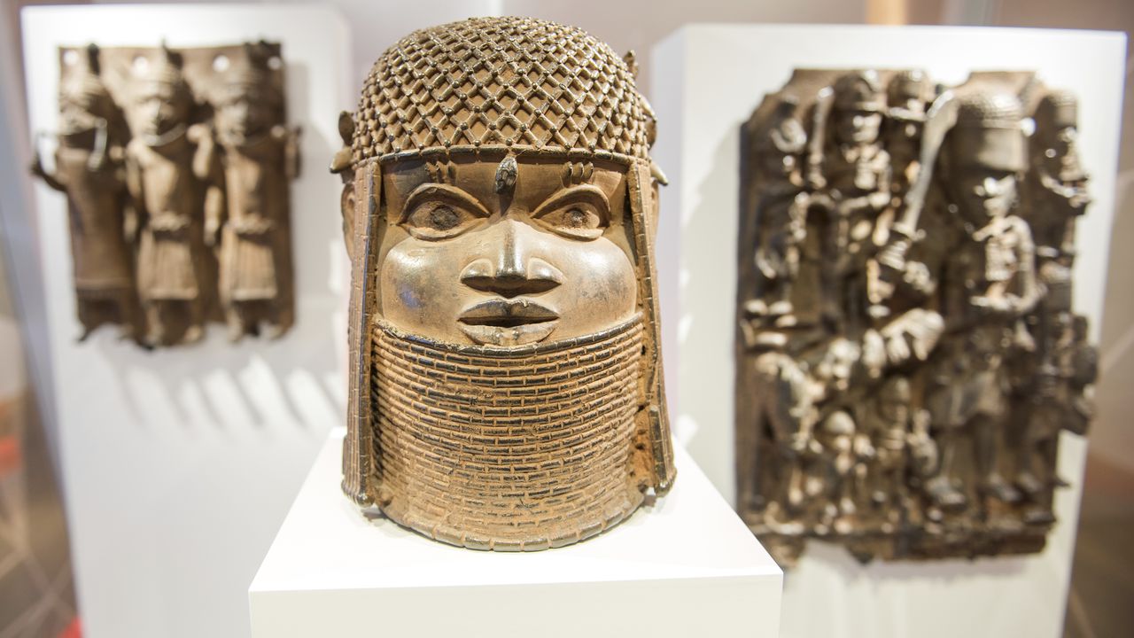 Tres bronces de Benín desplegados en el Museo de Arte y Artesanía de Hamburgo, en una imagen de 2018. Foto: Daniel Bockwoldt.