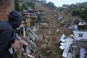 Socorristas y residentes buscan víctimas en una zona afectada por aludes de tierra en Petrópolis, Brasil, el miércoles 16 de febrero de 2022.