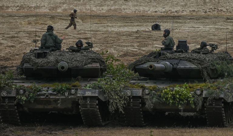 Los Tanques Leopard 2 están equipados con un cañón 1,32 metros más largo que las versiones anteriores y puede disparar munición más potente y con mayor precisión.