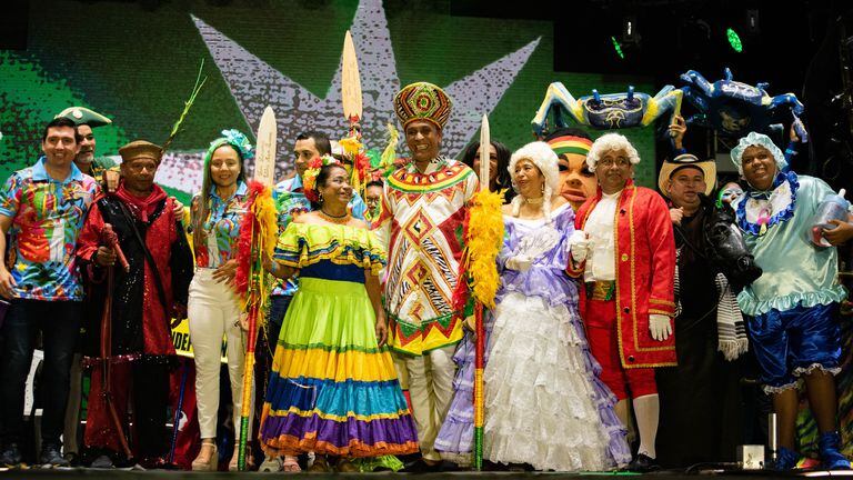 En tarima, los diferentes Actores Festivos de las Fiestas de Cartagena, junto a la máxima autoridad festiva: Los Lanceros.