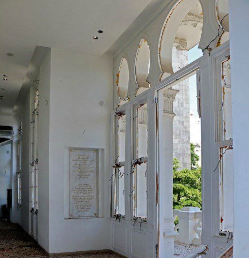 Los vitrales de las puertas y las ventanas del Museo de Sursock en Beirut aparecen rotos.