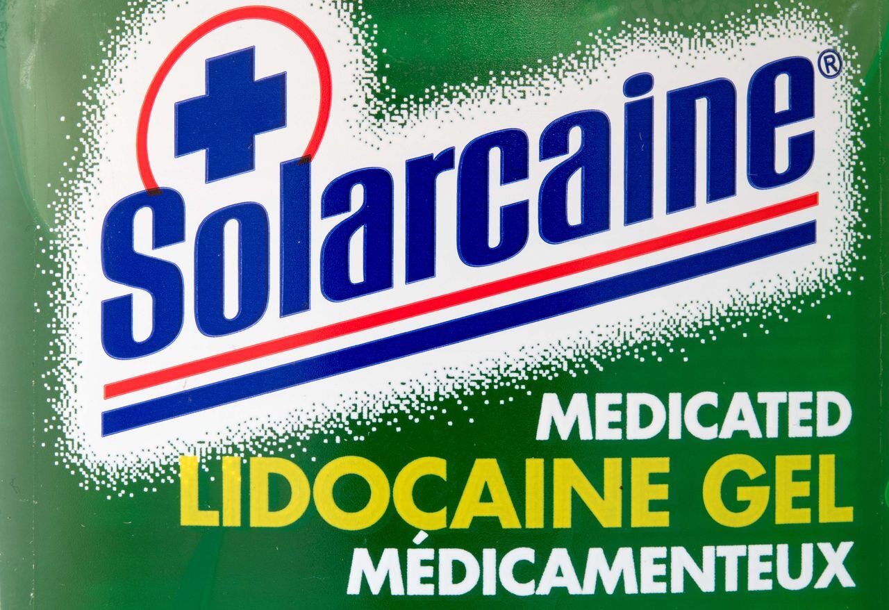 Etiqueta de Solarcaine, un gel de lidocaína medicinal, tiene una base verde