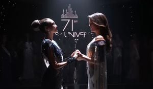 R'Bonney Gabriel y Amanda Dudamel durante la decisión final de Miss Universo 2022.