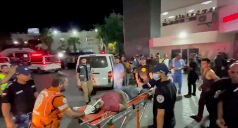 Una persona herida es llevada a un hospital después de que un ataque aéreo israelí impactara un hospital, según el Ministerio de Salud de Gaza, en la ciudad de Gaza, Franja de Gaza, en esta captura de pantalla obtenida de un video