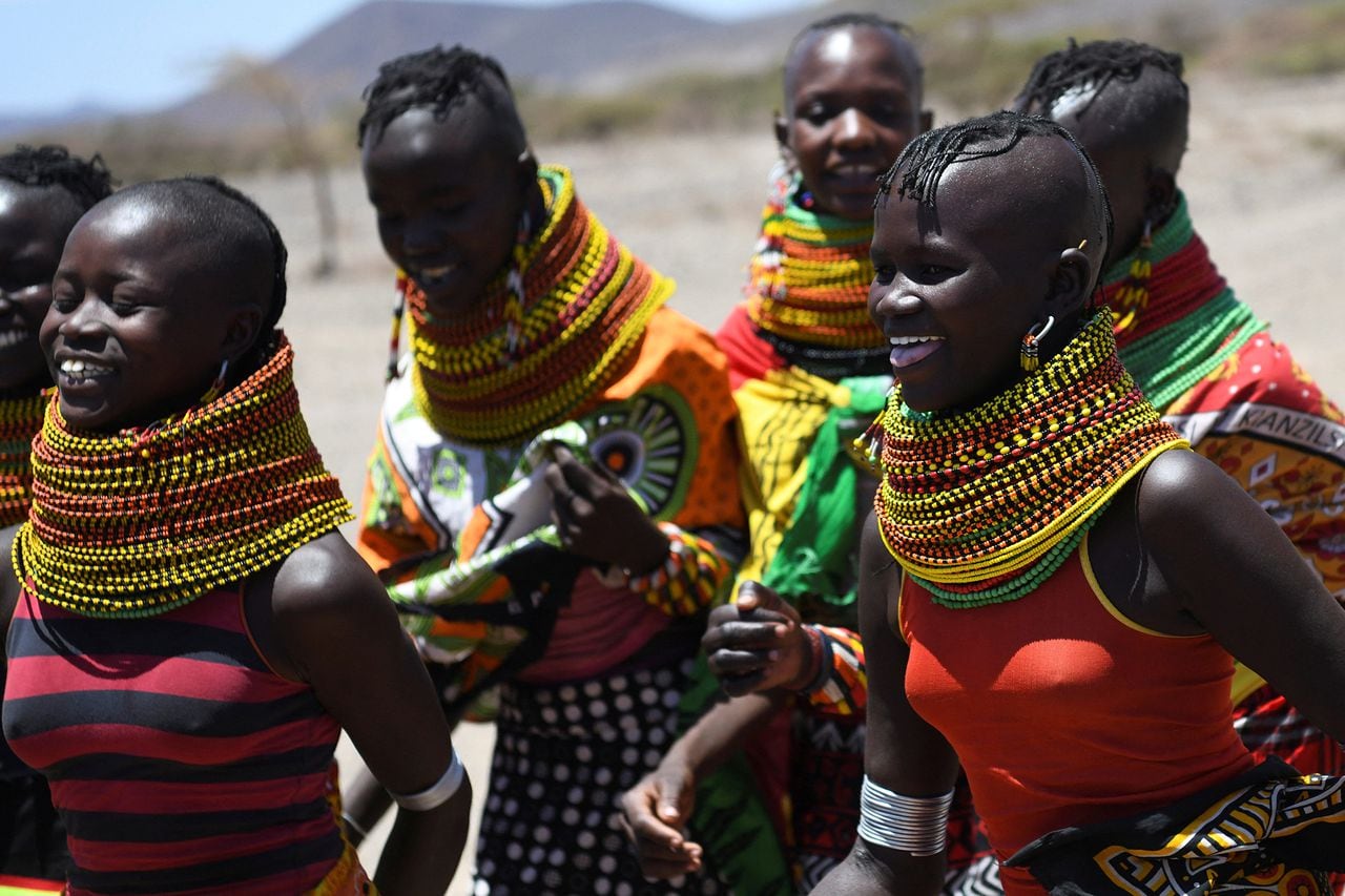 En imágenes : Niñas de la tribu Turkana asisten a una escuela improvisada en el pueblo de Sarima