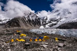 Carpas instaladas en el campamento base del Everest en el glaciar Khumbu. (Photo by Frank Bienewald/LightRocket via Getty Images)