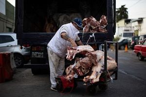 Un hombre descarga un camión con carne en el Mercado Central de Buenos Aires el 1 de septiembre de 2023 en Buenos Aires, Argentina. Los expertos esperan una tasa de inflación de dos dígitos para agosto, lo que contribuirá a una tasa global de más del 115% anual.  (Foto de Tomás Cuesta/Getty Images)