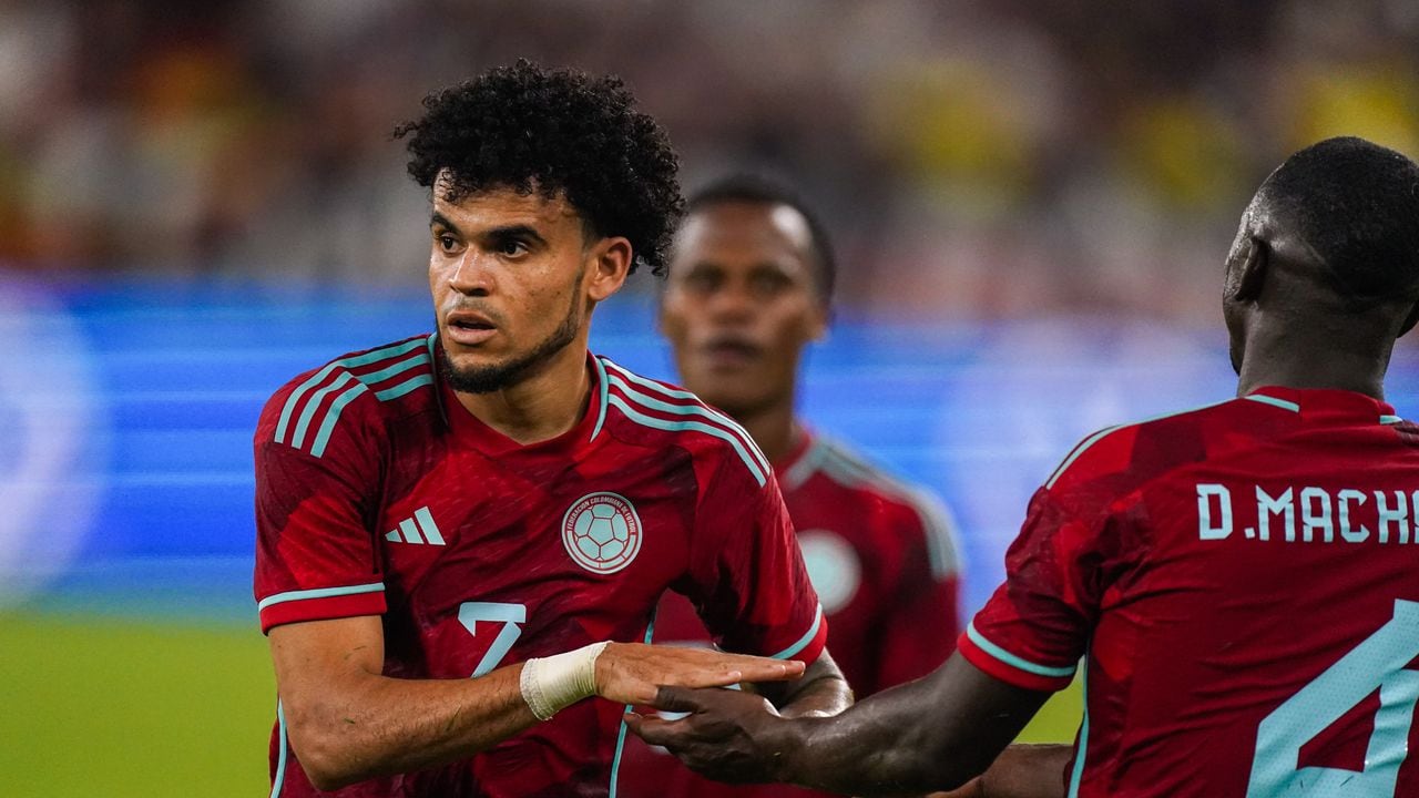 GELSENKIRCHEN, GERMANY - JUNE 20: Luis Diaz of Colombia giving high five to Deiver Machado of Colombia during the International Friendly match between Germany and Colombia at the Veltins-Arena on June 20, 2023 in Gelsenkirchen, Germany (Photo by Joris Verwijst/BSR Agency/Getty Images)