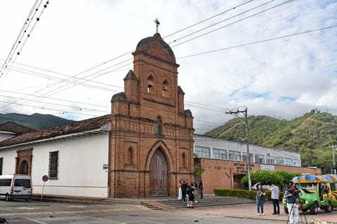 Roldanillo es un municipio colombiano ubicado en el departamento de Valle del Cauca. Fundado el 20 de enero de 1576, por Francisco Redondo Ponce de León, ...
‎Historia · ‎Arquitectura · ‎Turismo