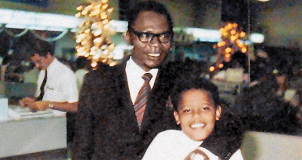 El expresidente con su padre, Barack Obama Sr. en Hawái, en 1972. En él se inspiró para escribir su bestseller Los sueños de mi padre.