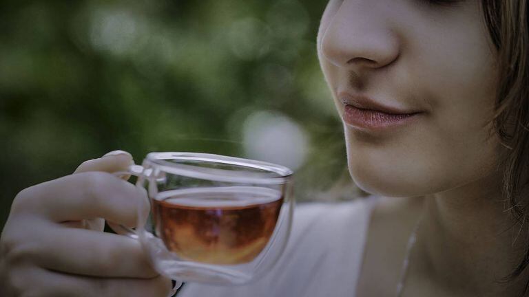 El té de hibisco contiene minerales como el calcio, hierro, magnesio y fósforo. Foto: GettyImages.
