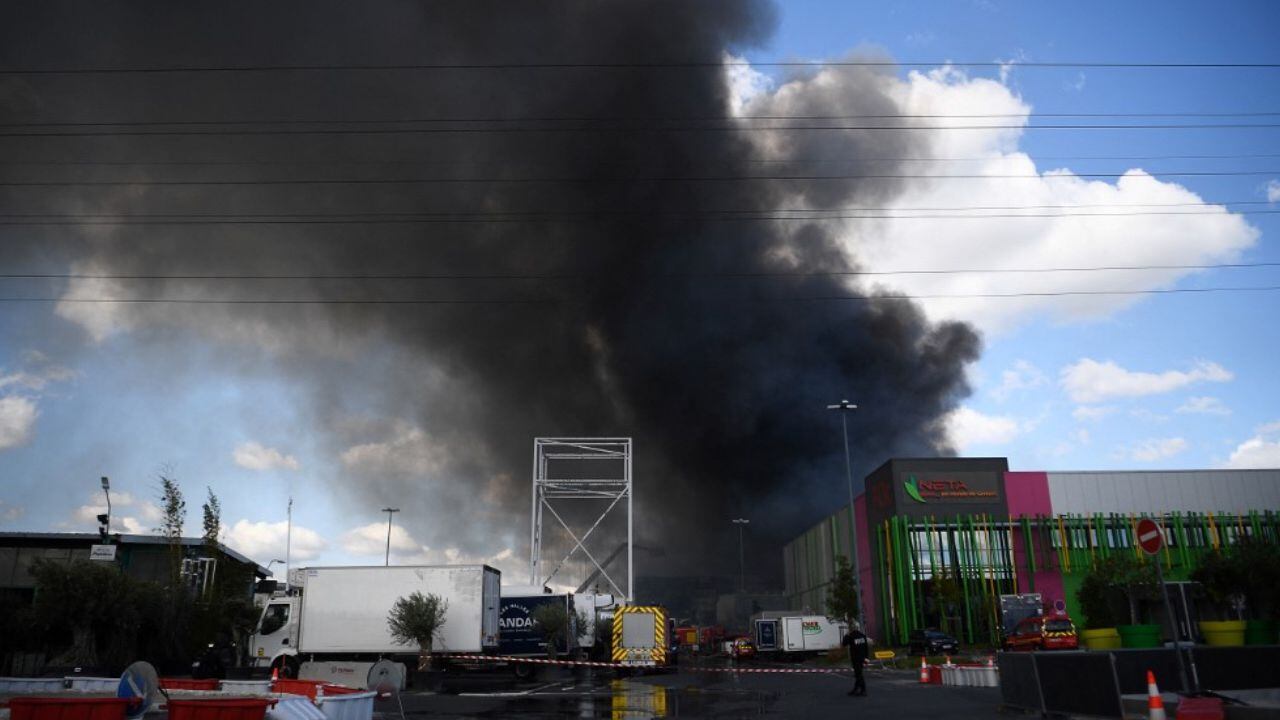 A la redonda y desde varios kilómetros podía verse una espesa columna de humo debido al incendio en el mayor mercado del mundo de productos frescos, situado cerca de París