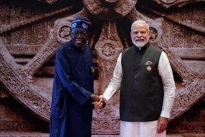 El Primer Ministro de la India, Narendra Modi, estrecha la mano del Presidente de Nigeria, Bola Ahmed Tinubu, a su llegada al centro de convenciones Bharat Mandapam para la Cumbre del G20 en Nueva Delhi, India.