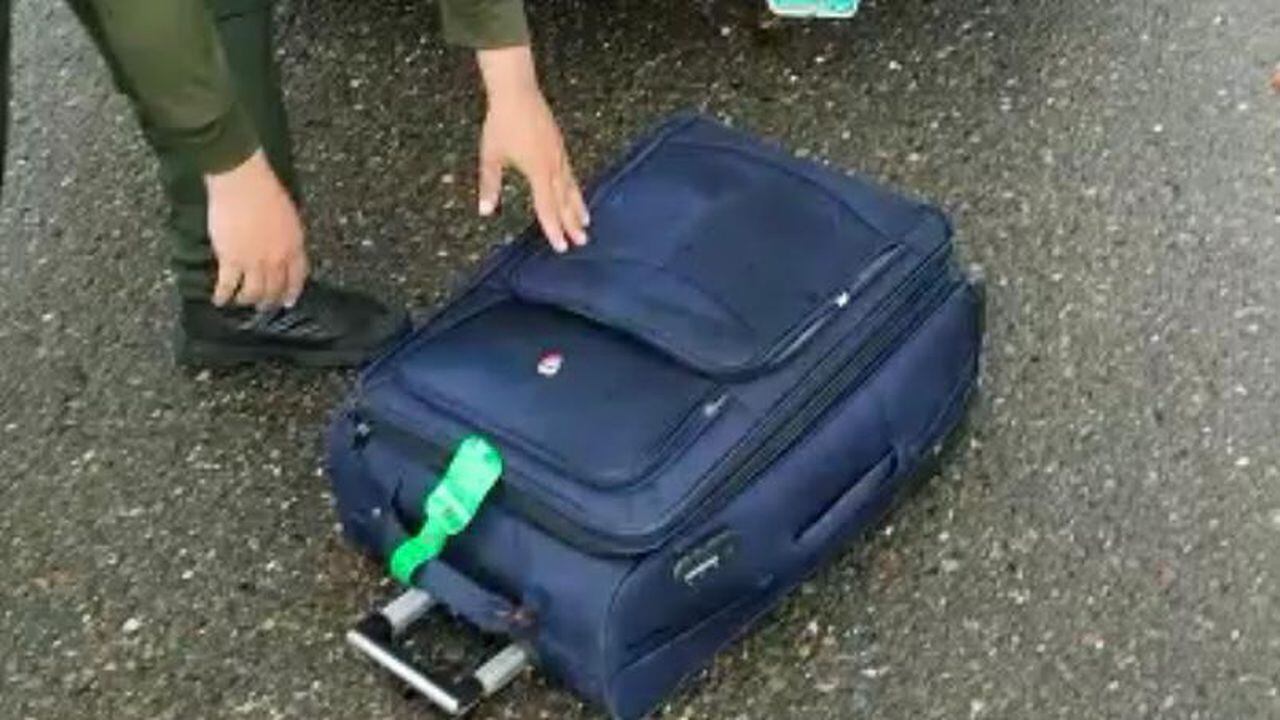 En esta maleta fue encontrada por la Policía la droga debajo de la ropa.