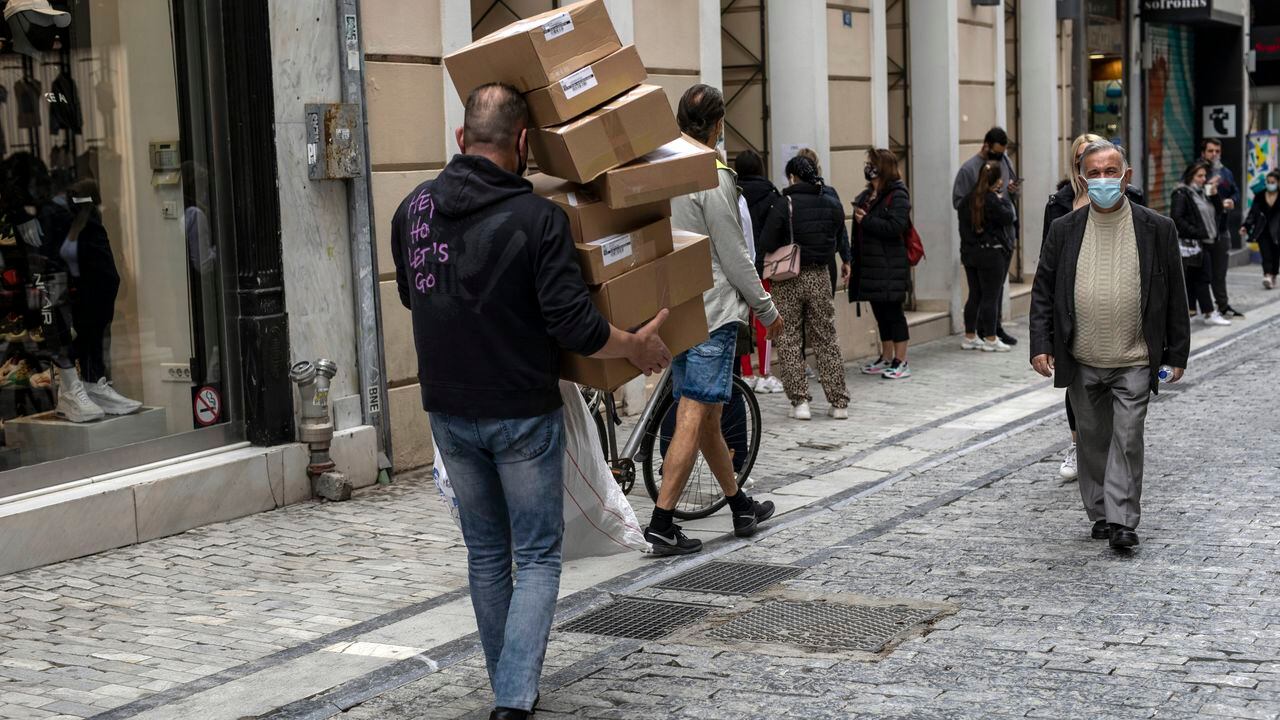 Personas caminando en la calle Ermou, una zona de tiendas en el centro de Atenas, Grecia, el 5 de abril de 2021. (AP Foto/Petros Giannakouris)