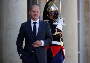 El ministro de Finanzas alemán, vicecanciller y principal candidato del Partido Socialdemócrata (SPD), Olaf Scholz, llega a una reunión con el presidente francés Emmanuel Macron (no se ve) en el Palacio del Elíseo en París, Francia, el 6 de septiembre de 2021. REUTERS / Gonzalo Fuentes