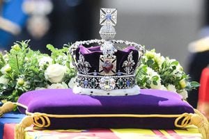 El ataúd de la reina Isabel II, adornado con un estandarte real y la corona del estado imperial y tirado por un carruaje de artillería a caballo real de la tropa del rey, se muestra durante una procesión desde el Palacio de Buckingham hasta el Palacio de Westminster, en Londres el 14 de septiembre. , 2022. 