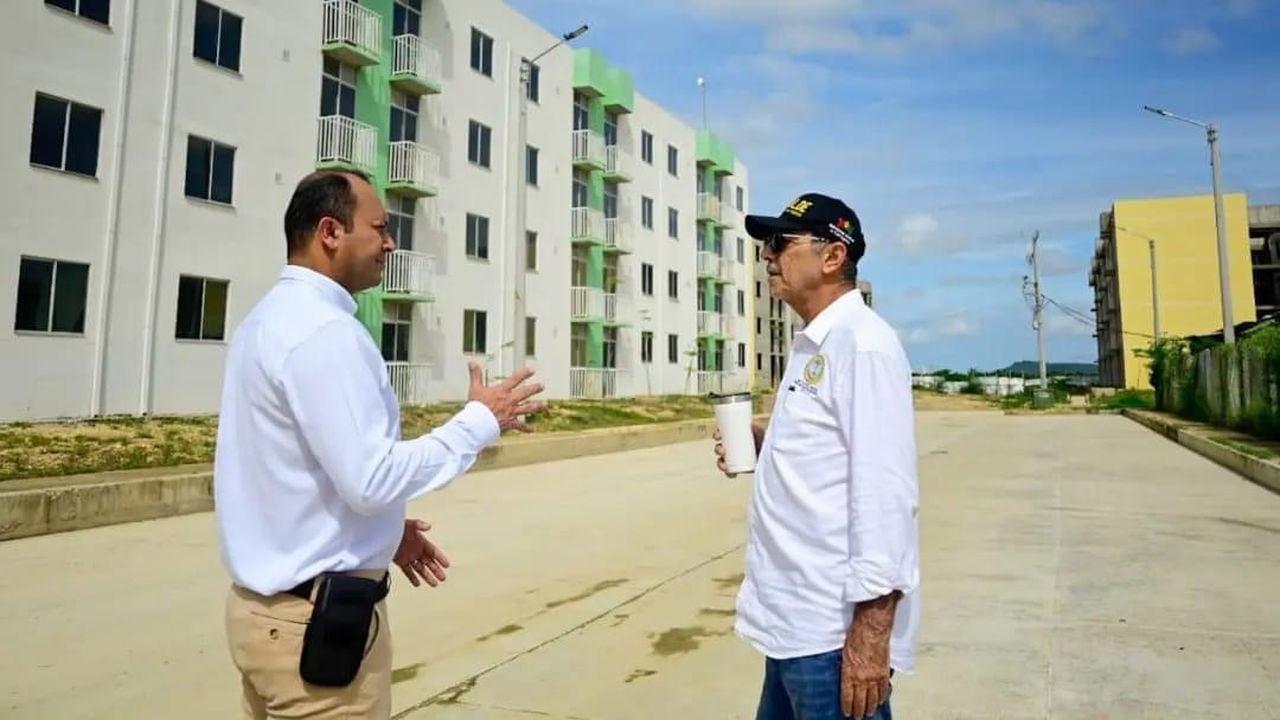 Alcalde de Cartagena, William Dau en la entrega de viviendas