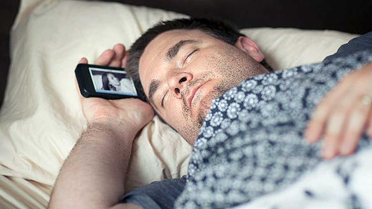 La primera estrategia es dejar el teléfono celular o la alarma lo más lejos posible de la cama. 