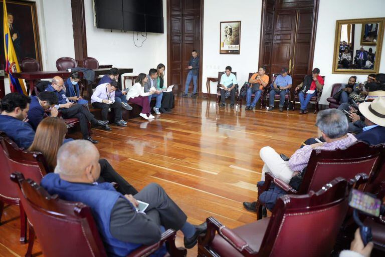 Diálogo con indígenas y maestros del Cauca.