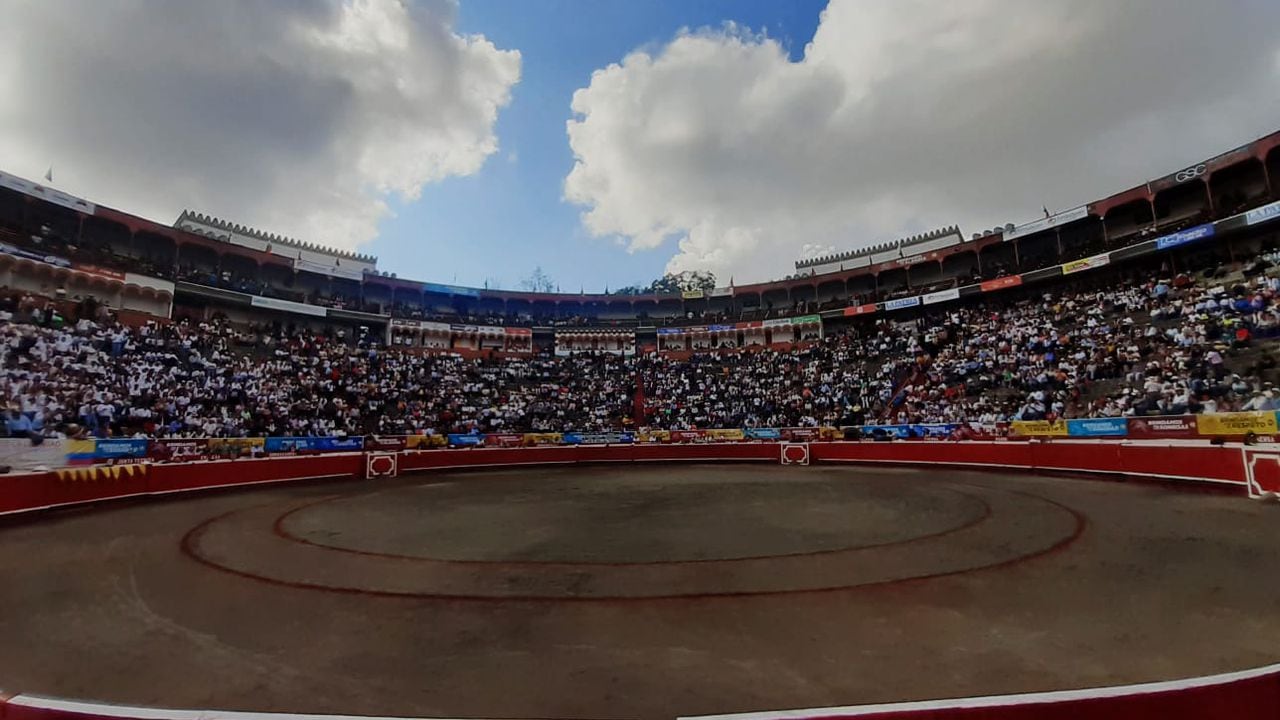 Miles de asistentes llegaron hoy a disfrutar de la corrida de toros de Manizales.