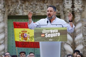 El líder de Vox, Santiago Abascal, habla durante un mitin en la Plaza del Ayuntamiento, el 24 de mayo de 2023 en Alicante, Valencia, España.