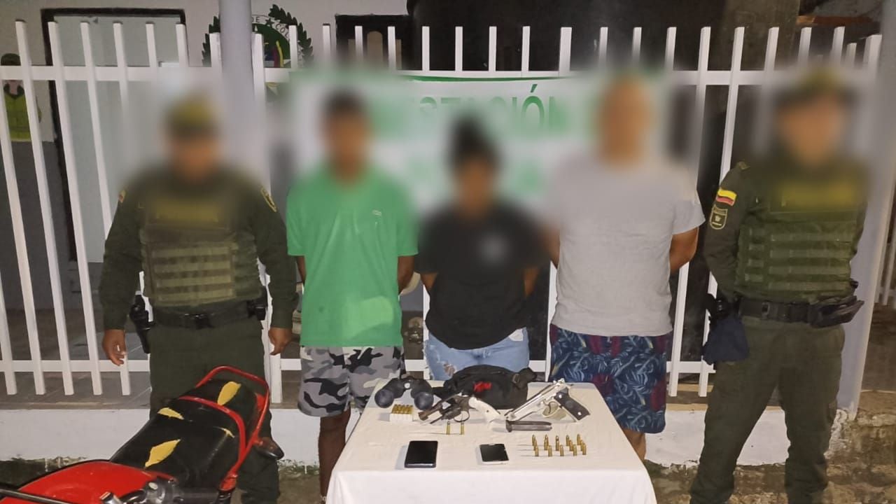 Las autoridades capturaron a tres presuntos integrantes del Clan del Golfo en la Isla de Bocachica, entre ellos dos hombres y una mujer.