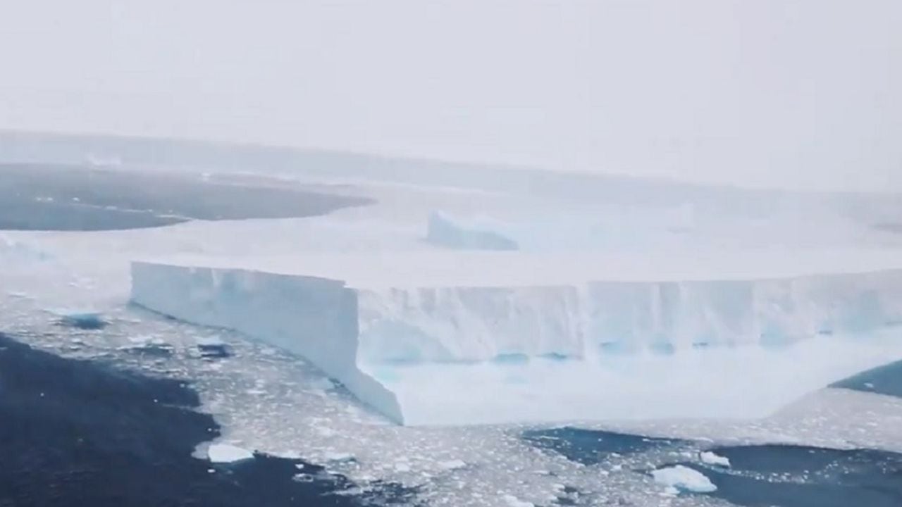Así se ve el iceberg más grande del mundo grabado desde el aire
