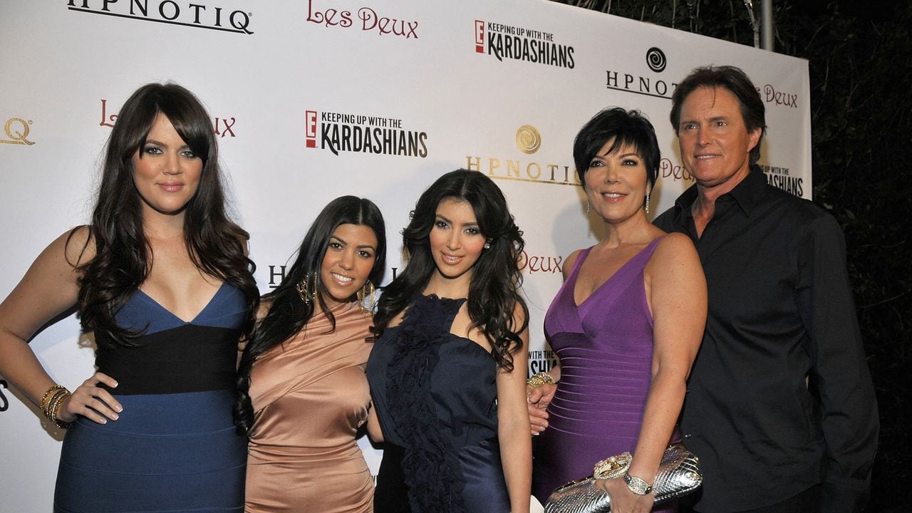 HOLLYWOOD - MARCH 19:  (L-R)  Television personalities Khloe Kardashian, Kourtney Kardashian and Kim Kardashian, Kris Jenner, and Olympic gold medalist Bruce Jenner attend the season two launch of 'Keeping Up With The Kardashians' at Les Deux on March 19, 2008 in Hollywood, California.  (Photo by Charley Gallay/Getty Images) (Photo by Charley Gallay / Getty Images North America / Getty Images via AFP)