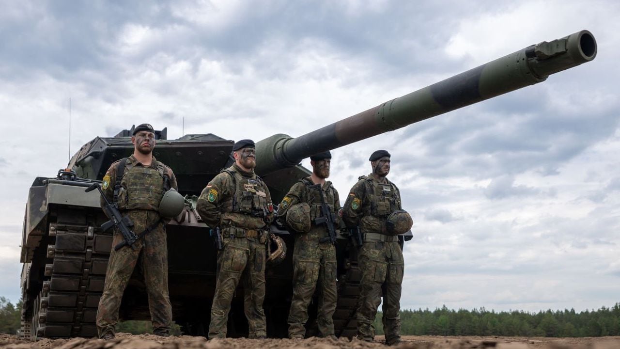 Finlandia cuenta con más de 200 tanques modelo 2A4, según el Instituto Internacional de Estudios Estratégicos (IISS) y podría dar algunos a Ucrania