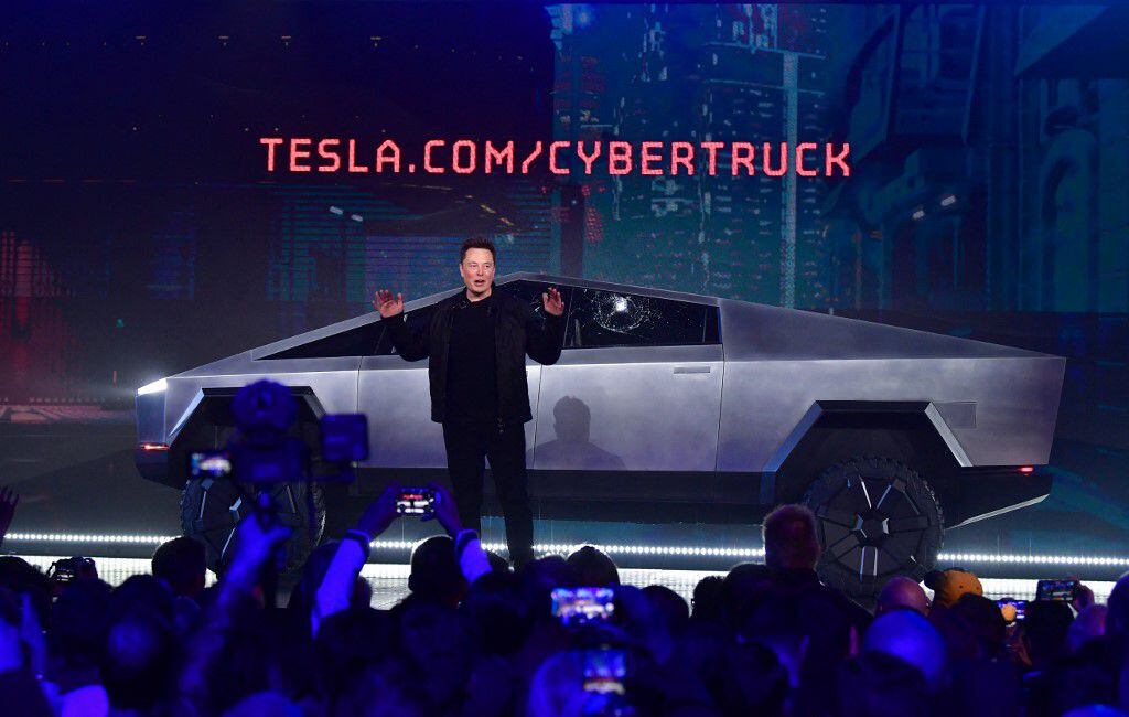 Elon Musk, CEO de Tesla, presentó su camioneta eléctrica Cybertruck.