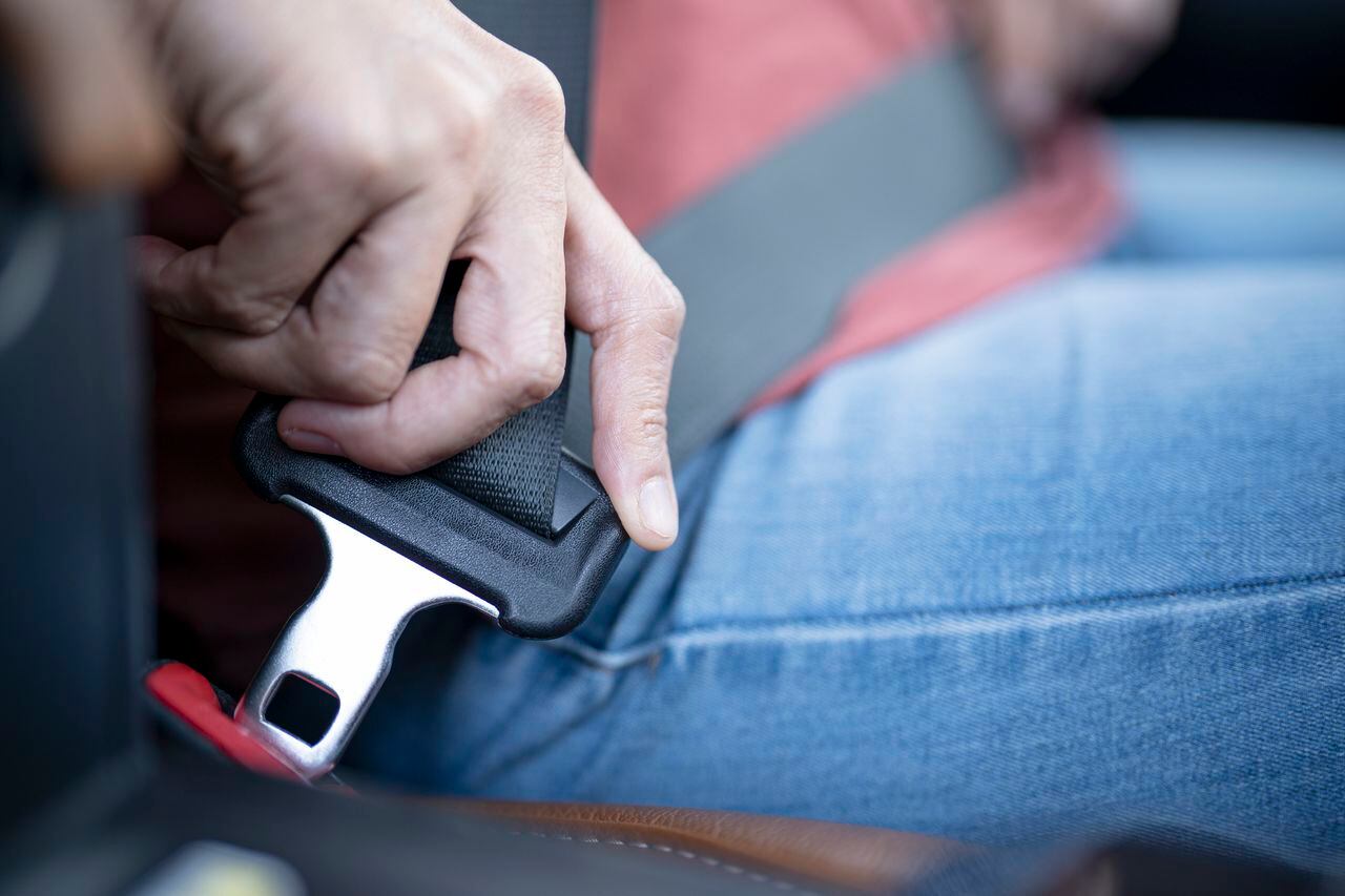 El cinturón de seguridad es un recurso clave para protegerse ante un accidente de automovilístico.