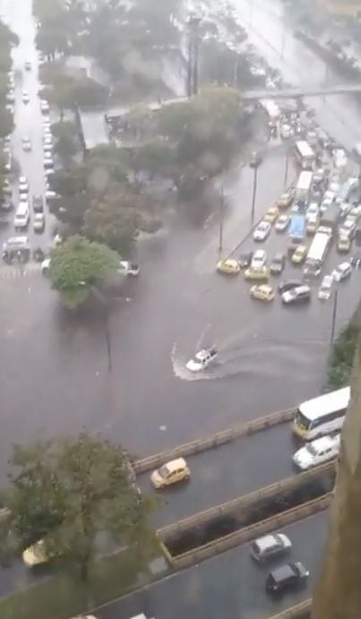 Tremendo aguacero en Medellín dejó inundaciones, árboles caídos y hasta granizada.