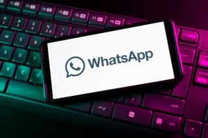 En esta ilustración fotográfica, se muestra un logotipo de WhatsApp en un teléfono inteligente. (Photo Illustration by Mateusz Slodkowski/SOPA Images/LightRocket via Getty Images)