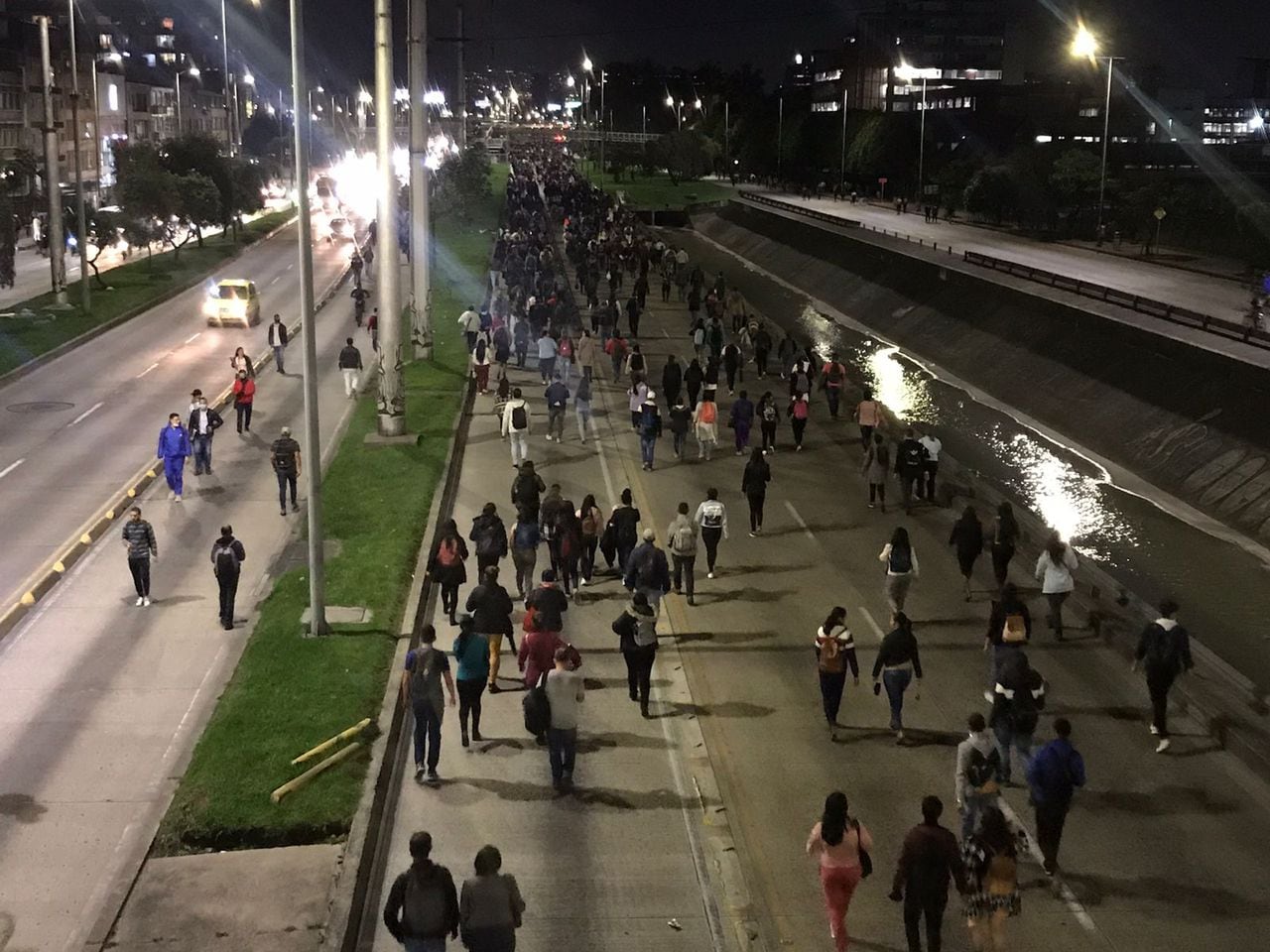 Usuarios de TransMilenio en la NQS tuvieron que bajarse de los articulados y caminar hacia sus lugares de destino.