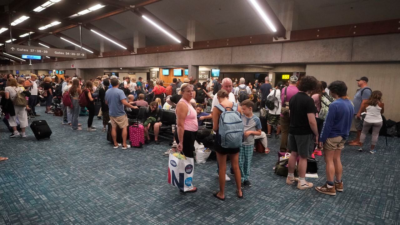 En el aeropuerto muchos turistas quedaron varados, ya que sus vuelos fueron cancelados o retrasados