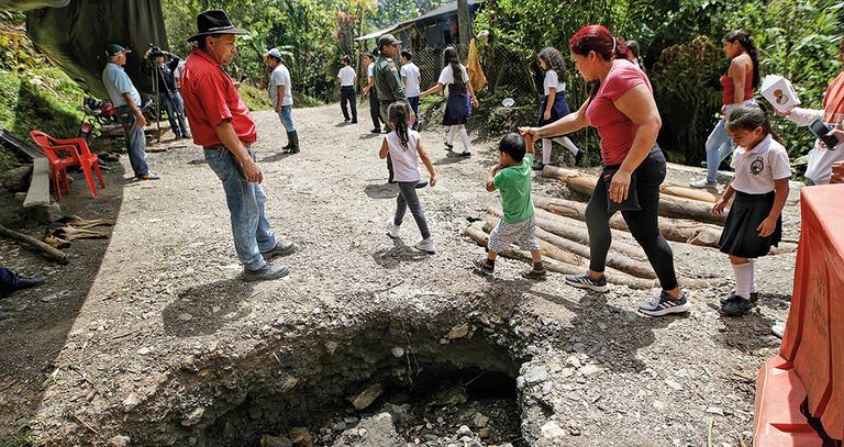 Los niños de la vereda de San Pedro de Jagua recorren hasta 20 kilómetros a pie para llegar al colegio. La población espera, aún en pleno siglo XXI, una carretera pavimentada. Con el acuerdo, empezarán los estudios para tenerla.